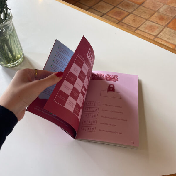 Moodavion <hide>|</hide> <maureen>Le cahier qui te déconnecte.</maureen>